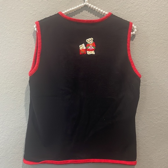 Christmas knit vest with zipper featuring landmarks from around the World - Picture 9 of 11